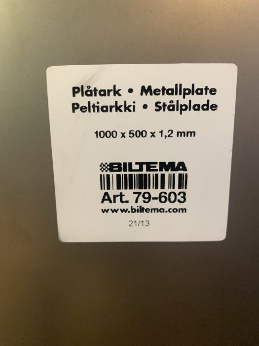 Etikett på ett metallplåtark med specifikationer från Biltema, artikelnr 79-603, mått 1000x500x1,2 mm.