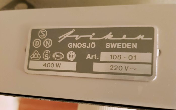 Etikett på gammalt värmeelement med teknisk information, 400W och 220V, från Gnosjö, Sverige.