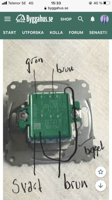 Elektrisk anslutningsschema ritat över bild av en grön kretskortsmodul med markerade kablar.
