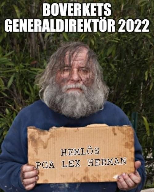 Person håller en skylt med texten "Hemlös pga Lex Herman", rubrik "Boverkets generaldirektör 2022".