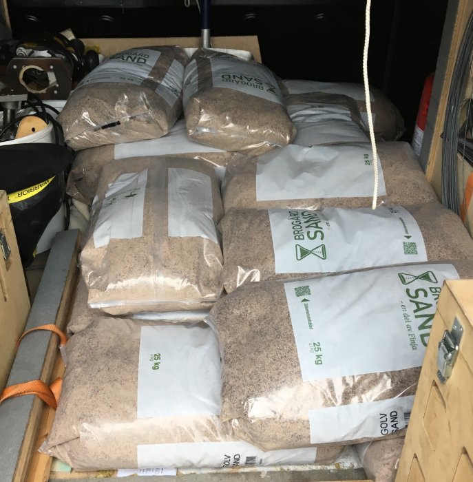 Säckar med sand staplade i ett fordon redo för transport till byggprojekt.