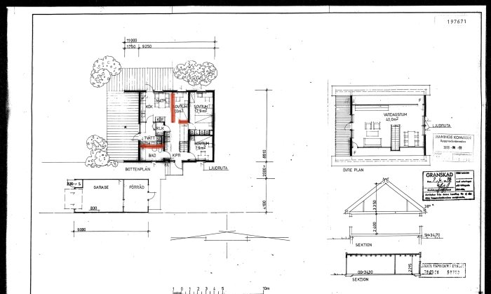 Planritning av en enplansvilla från 1979 med rödmarkerade väggar som indikerar önskad ombyggnad.