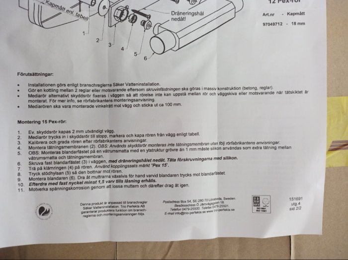 Monteringsanvisning för PEX-rörsanslutning med illustrativa figurer och installationssteg.