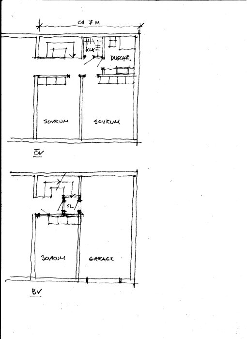 Handritad arkitektskiss av husplan med två våningar, inklusive sovrum och garage.