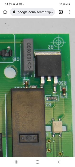 Närbild på del av grönt kretskort med elektroniska komponenter och lödförbindelser.