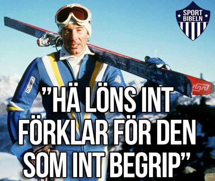 Skidåkare i tävlingsdräkt håller skidor på axeln med citat och Sportbibeln-logotyp.