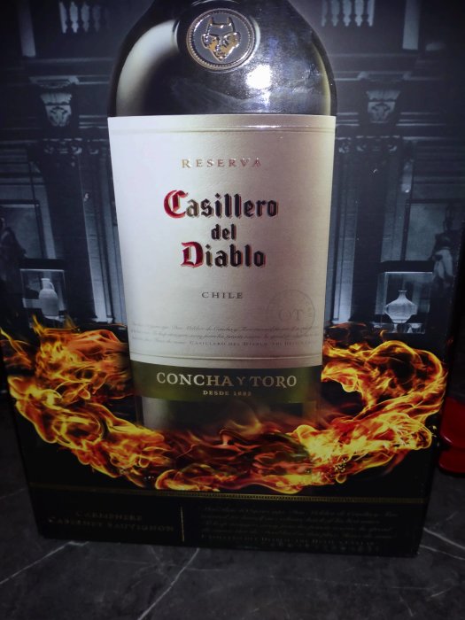 Flaskvin Casillero del Diablo med flammande dekor på etiketten, omtalat som prisvärt enligt inlägg.