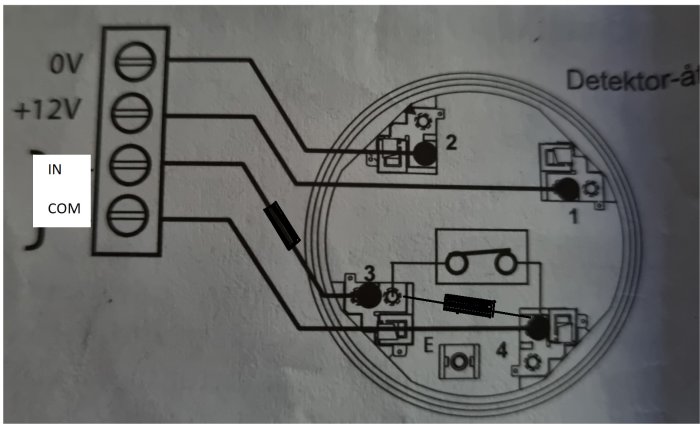 Elektriskt kopplingsschema med märkta komponenter och strömkälla på +12V och 0V.