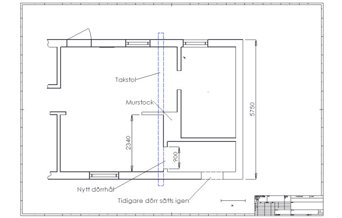 Detaljerad ritning av husplan med markerad murstock, takstol och dörröppningar inklusive måttangivelser.