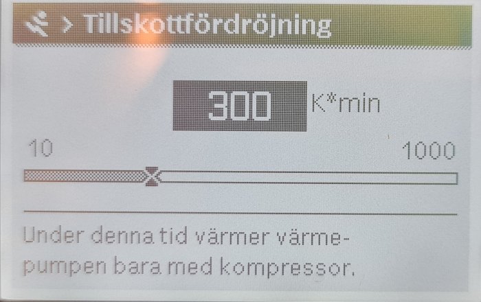 Display för värmepump med inställning för tillkottfördröjning på 300 K*min och text om uppvärmning.