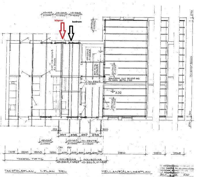 Arkitektonisk ritning av husplan med måttangivelser och rumsmarkeringar.