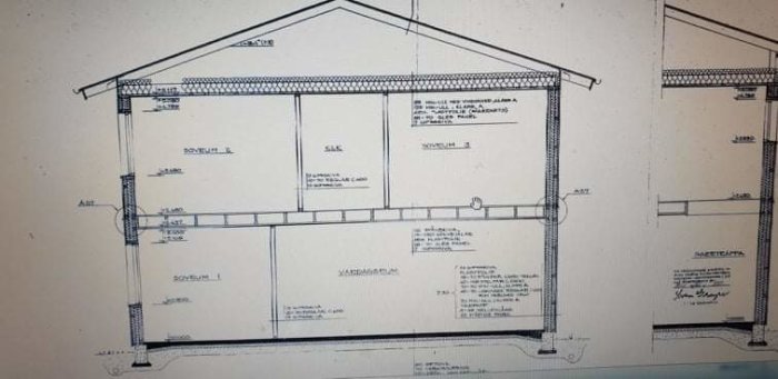 Arkitektonisk ritning av en byggnadssektion med mått och anmärkningar.