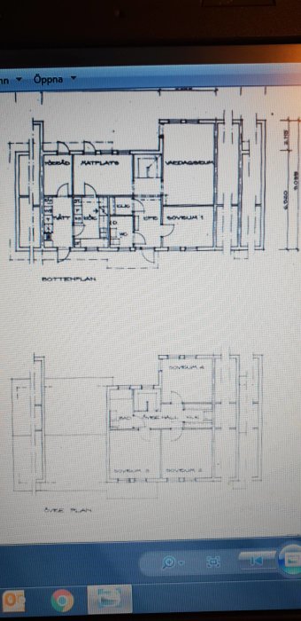 Arkitektonisk ritning av en våningsplanslayout med markerade rum som kök och sovrum.