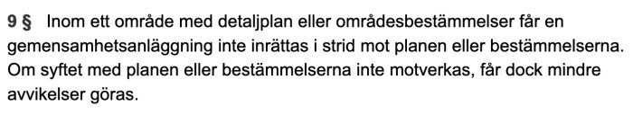 Textutdrag ur lagstiftning om att gemensamhetsanläggning inte får strida mot detaljplan, med förbehåll för mindre avvikelser.