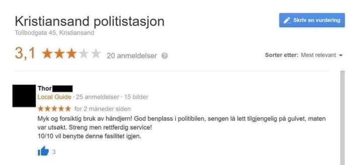 Skärmdump av en recension för Kristiansand politistasjon med en 3,1 stjärnbetyg och ett humoristiskt omdöme från en användare.