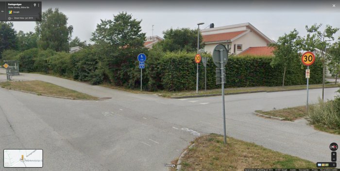 GC-väg vid korsning utan tydlig separering, 30 km/h-skyltar och övergång till bostadsområde.