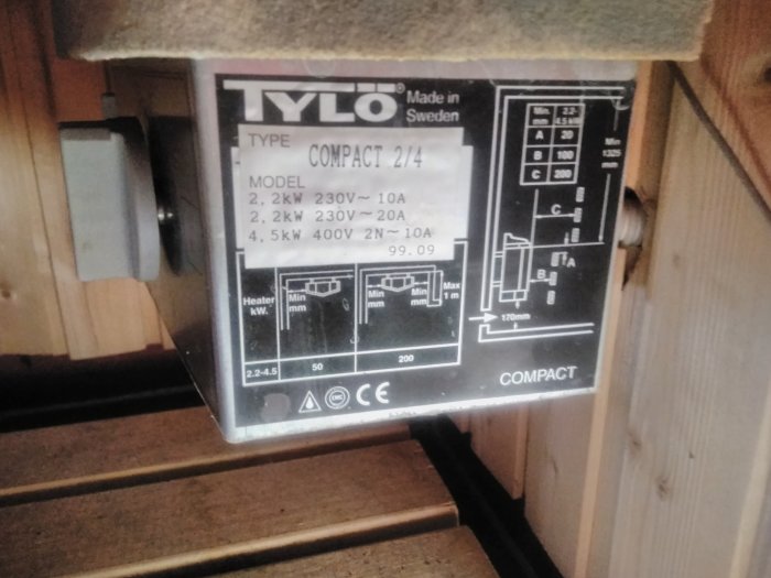 Etikett på en Tylö bastuugn som visar modell Compact 2/4 med specifikationer för anslutning och säkringar.