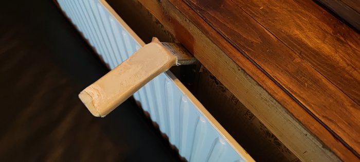 Fönsterbräda ovanför ett värmelement, problem med att åtkomst till skruvarna för renovering.