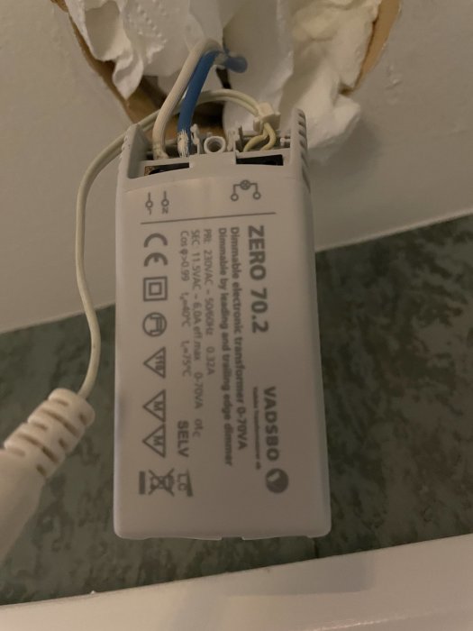 Transformator för LED-spot med anslutningskablar utanför vägg.
