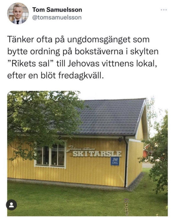 Gul byggnad med ordet "SKITARSLE" felaktigt konstruerat av bokstäver från Jehovas vittnens skylt.