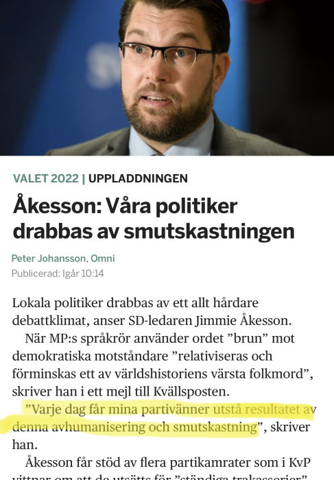 Man i kostym ser bekymrad ut med text om politisk debatt och smutskastning.