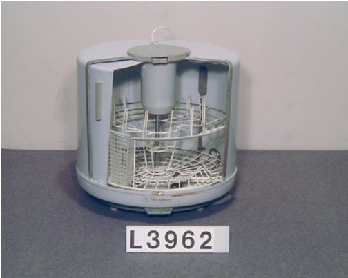 Äldre modell av Siemens diskmaskin, vit, med synlig inre korg och spolarmar, framför en identifieringslapp märkt L3962.