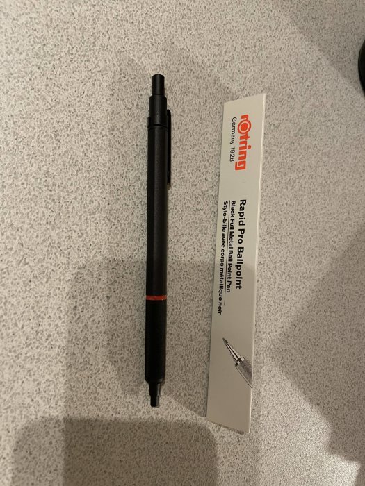 Rotring 800 kulspetspenna bredvid dess förpackning på ett bord.