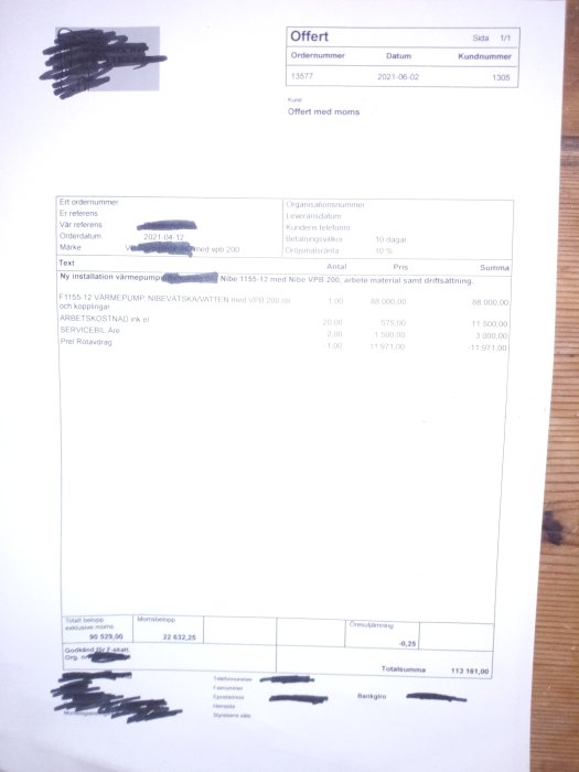 Offert för värmepump och installation med text och summor i svensk valuta, delvis överkryssad för integritet.