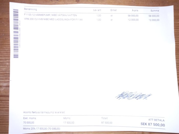 Faktura med priser och moms för värmepump och varmvattenberedare, handskriven signatur synlig.