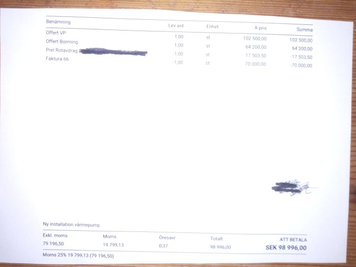 Dokument med offert för värmepumpsinstallation inklusive borrning, rotavdrag och total summa.