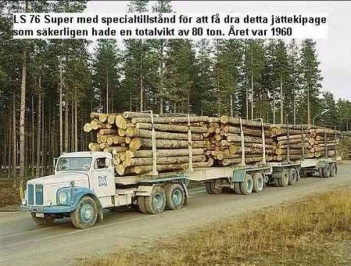 Scania LS76 lastbil från 1960 med specialtillstånd drar stort lass timmer i skogsmiljö, 80 ton totalvikt.