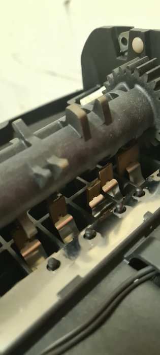 Närbild på kamaxeln och ventilmekanismen i ett vattenfilters topplock.