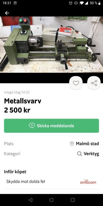 Begagnad metallsvärv i grönt och vitt, utställd till försäljning för 2 500 kr, fotograferad i en verkstad.