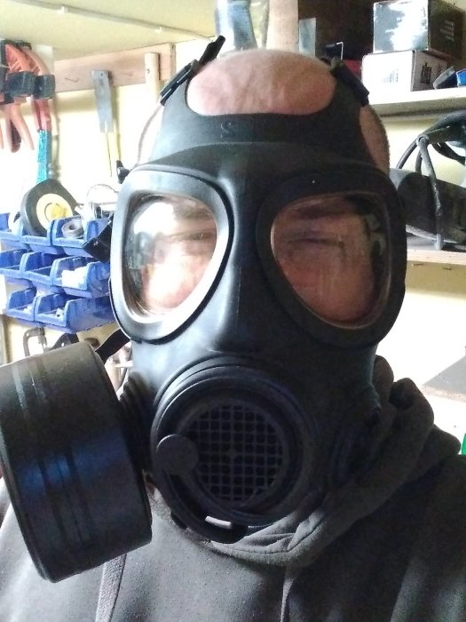 Person med Skyddsmask 90 och NATO-NBC-filter, bilden är spegelvänd.