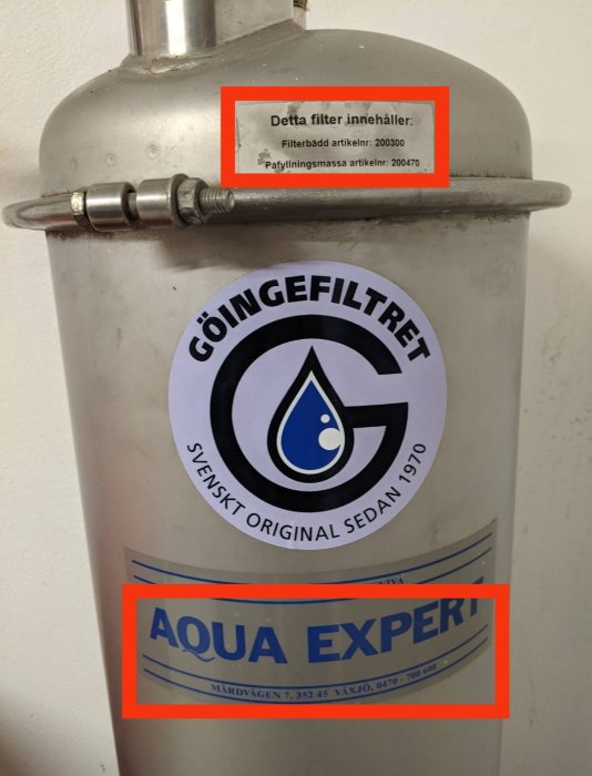 Vattenfilter med etiketter som visar 'Göingefiltret, Svenskt Original Sedan 1970' och 'Aqua Expert' samt artikelnummer.