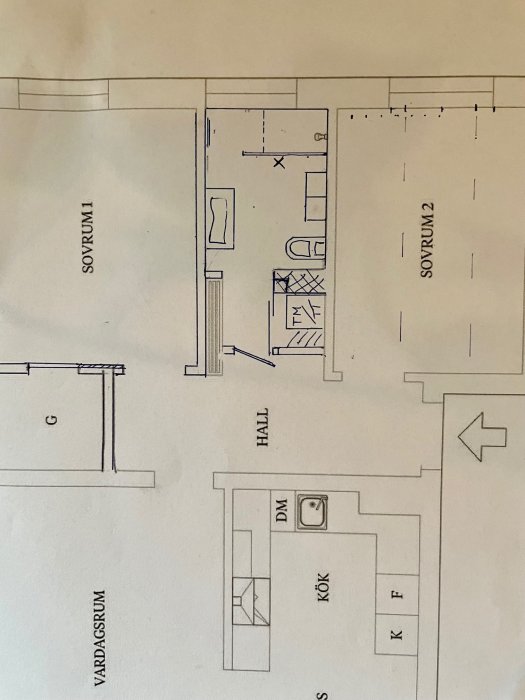 Ritning av en lägenhetsplan med markerade områden för badrum, sovrum och kök, inriktad på renoveringsplaner.