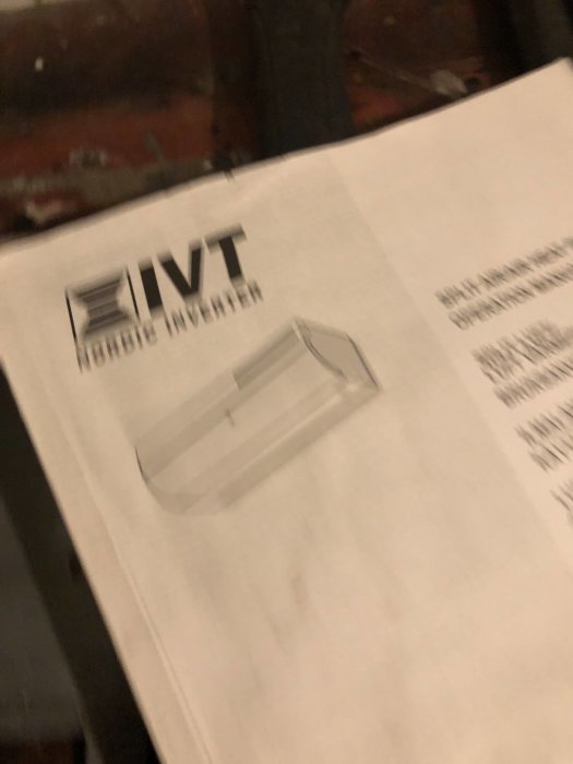 Osuuskuvainen bild av en del av en luftvärmepumps manual med IVT-logotypen.