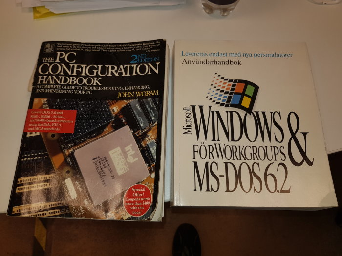Två böcker om äldre datorteknik: "PC Configuration Handbook" och "Windows & MS-DOS 6.2 Användarhandbok".