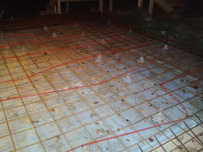 Installation av självreglerande värmeslinga på armeringsnät för betongentré.