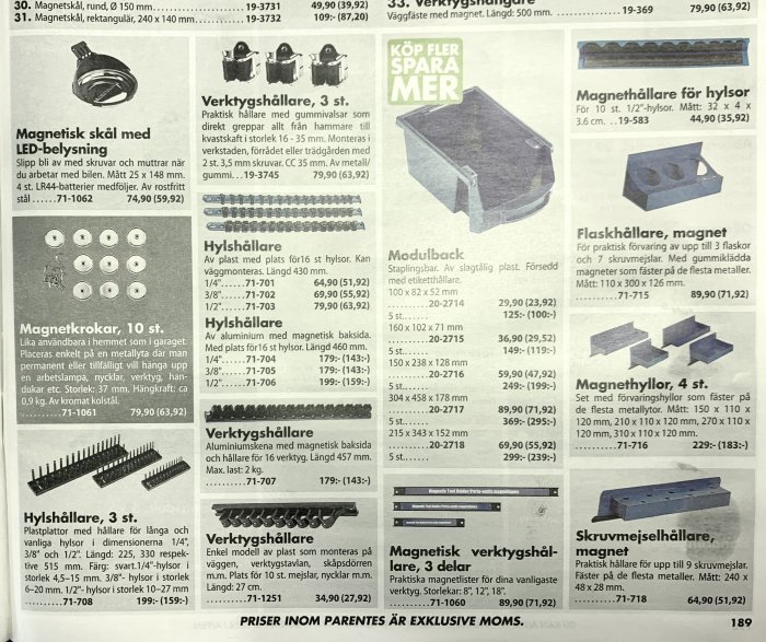 Bilden visar en sida ur en verkstadskatalog med olika magnetiska verktygshållare, magnetiska skålar och magnethyllor med priser och artikelnummer.