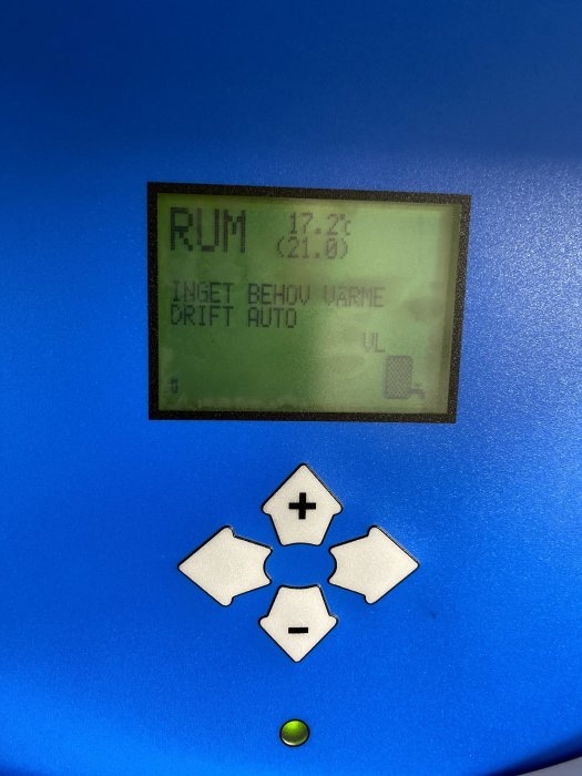 Termostat visar 17.2°C med inställt värde 23°C och meddelandet "INGET BEHOV VÄRME".