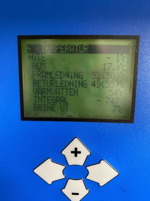 Digital display på en värmepump som visar driftvärden som temperaturer för framledning, returledning, varmvatten och brine.