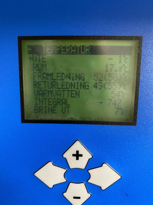 Digital display på en värmepump som visar driftvärden som temperaturer för framledning, returledning, varmvatten och brine.