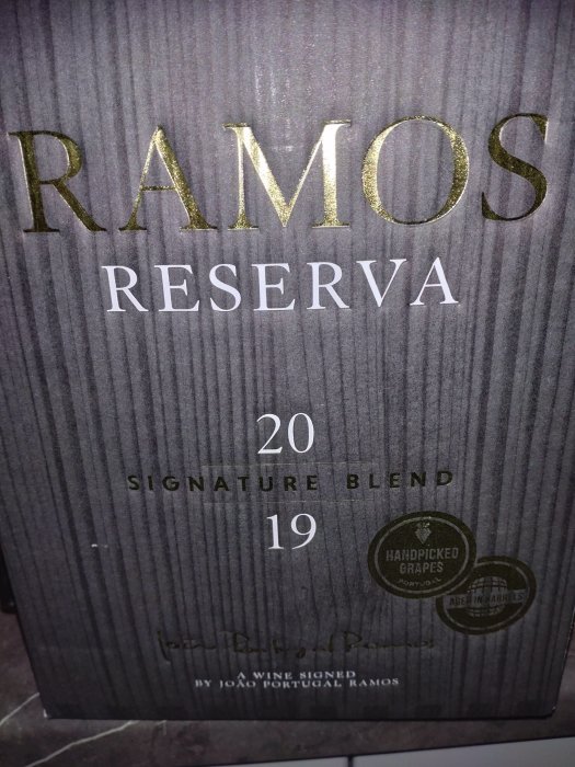 Vinflaska etikett för Ramos Reserva Signature Blend, årgång 2019, med text.