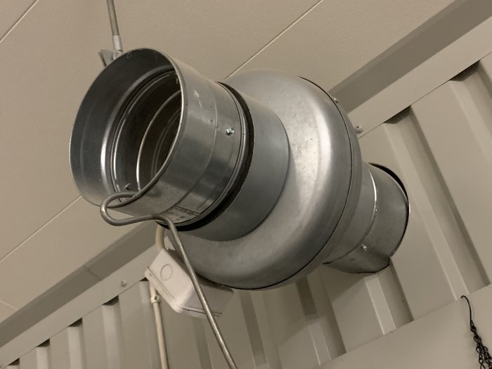 Ventilationsrör av metall installerat i taket, fråga om det passar för anslutning till dieselkanon.