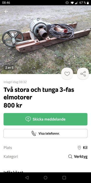 Två stora 3-fas elmotorer på träplatta med elkabel rullad vid sidan.