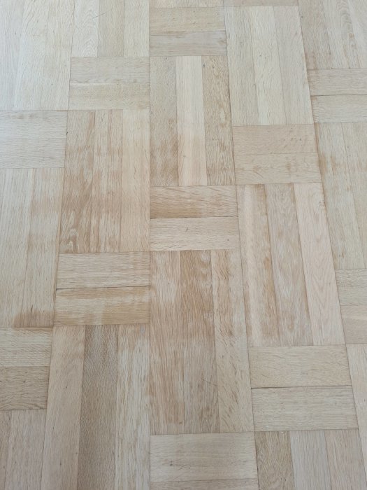 Nyslipad ekparkett med synliga slipmärken och ojämn absorbering av hårdvaxolja.