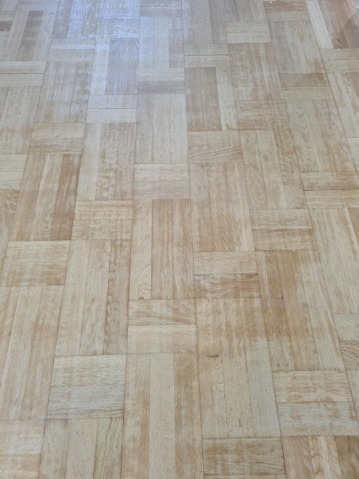 Nyss slipad ekparkett i fiskbensmönster med ojämn absorption av hårdvaxolja.
