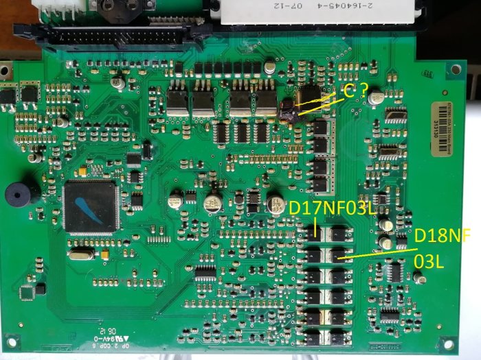 Grönt kretskort med elektroniska komponenter och utmärkt position för en diod som ska lödas.