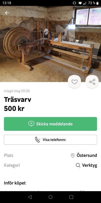 Gammaldags träsnickerimaskin, troligen en träsvarv, till salu i en lagerlokal.